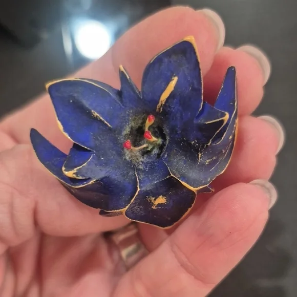 Antique Blue Purple Lilly Hand painted Flower Brooch Lawyer Wooden - Picture 3 of 6